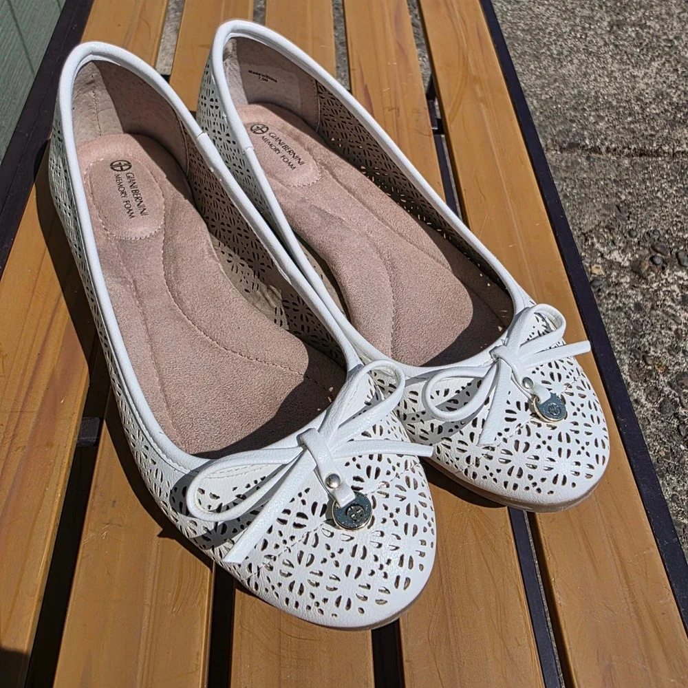 Giani Bernini White Laser Cut Bow Ballet Flats Womens 7.5M EXCELLENT